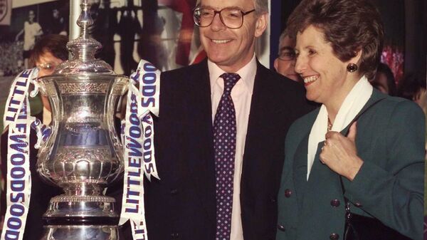 John Major, and his wife Norma, posing with the Littlewoods Cup during the 1997 election campaign - Sputnik International