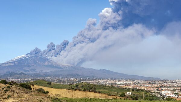 A smoke column comes out of the Etna volcano in Catania, Italy, Monday, Dec. 24, 2018 - Sputnik International