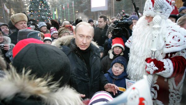 President Vladimir Putin meeting with children outside Grandfather Frost's residence in Veliky Ustyug - Sputnik International