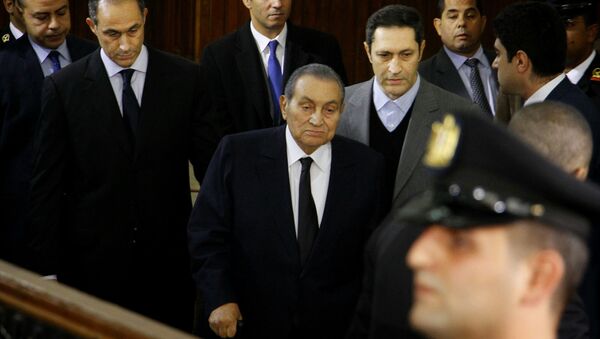 Former Egyptian President Hosni Mubarak, center, arrives with his sons Alaa, left, and Gamal, right, to testify in a courtroom at the National Police Academy in Cairo, Egypt, 26 December 2018. - Sputnik International