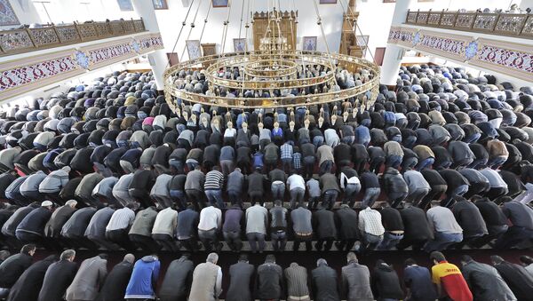 Muslims pray at a mosque for the Eid al-Fitr holiday, which marks the end of the holy Muslim fasting month of Ramadan in Duisburg, western Germany (File) - Sputnik International
