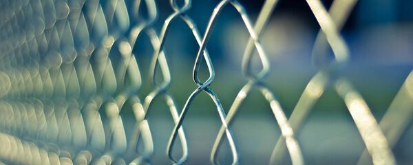 A chainlink prison outside a jail - Sputnik International