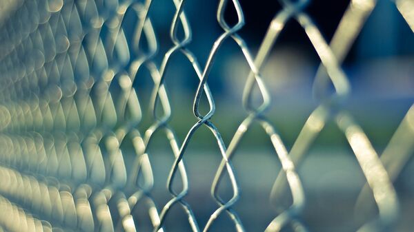 A chainlink prison outside a jail - Sputnik International