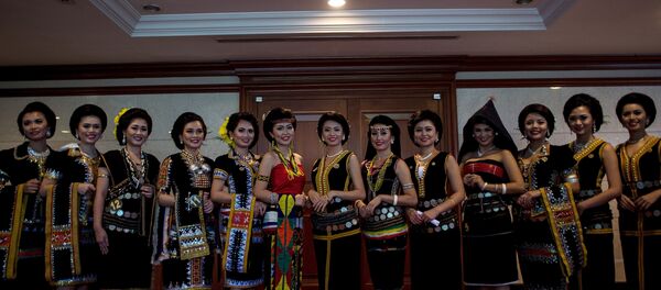 Malaysian women from the indigenous Kadazandusun community of Sabah pose before taking part in the annual Unduk Ngadau Kaamatan, a cultural beauty pageant held in conjuction with the harvest festival in Kuala Lumpur on May 7, 2016 Malaysian women from the indigenous Kadazandusun community of Sabah pose before taking part in the annual Unduk Ngadau Kaamatan, a cultural beauty pageant held in conjuction with the harvest festival in Kuala Lumpur on May 7, 2016 - Sputnik International