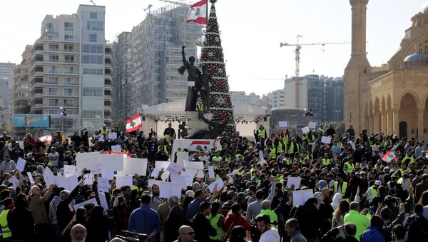 Anti-government protesters inspired by the French movement Yellow Vests (Gilets jaunes) hold Lebanese flags and chant slogans in Martyr's square, in central Beirut, on December 23, 2018 - Sputnik International