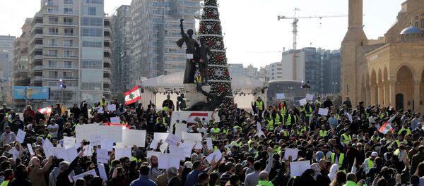 Anti-government protesters inspired by the French movement Yellow Vests (Gilets jaunes) hold Lebanese flags and chant slogans in Martyr's square, in central Beirut, on December 23, 2018 Anti-government protesters inspired by the French movement Yellow Vests (Gilets jaunes) hold Lebanese flags and chant slogans in Martyr's square, in central Beirut, on December 23, 2018 - Sputnik International