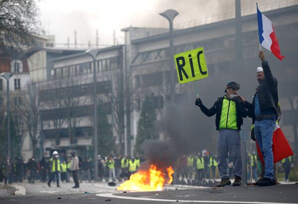 Protesters wearing yellow vests attend a demonstration of the yellow vests movement in Nantes, France, December 22, 2018 Protesters wearing yellow vests attend a demonstration of the yellow vests movement in Nantes, France, December 22, 2018 - Sputnik International