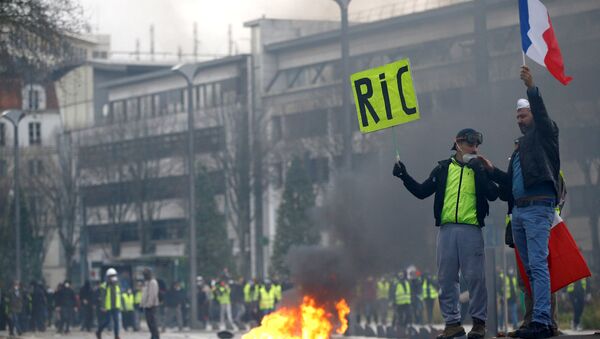 Protesters wearing yellow vests attend a demonstration of the yellow vests movement in Nantes, France, December 22, 2018 - Sputnik International