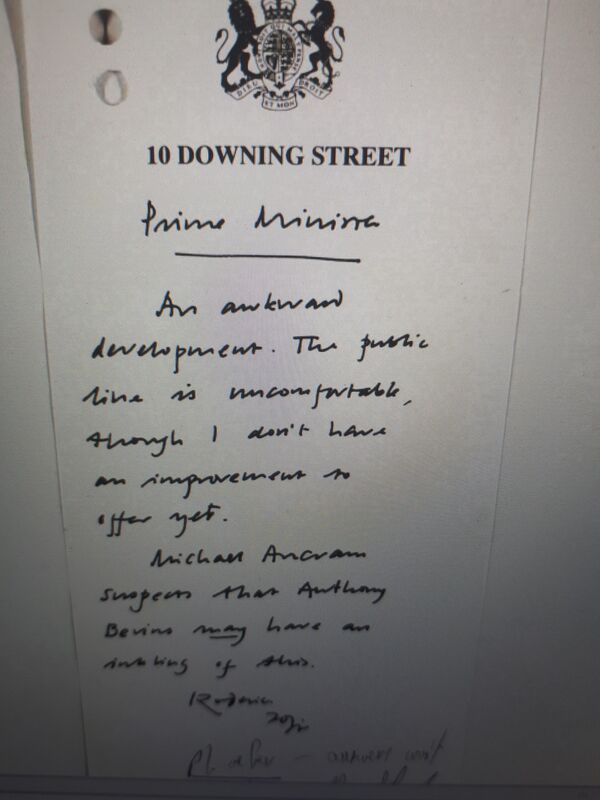 A handwritten note to Prime Minister John Major, written by his Private Secretary Roderick Lyne A handwritten note to Prime Minister John Major, written by his Private Secretary Roderick Lyne - Sputnik International