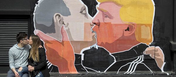 FILE - In this Saturday, May 14, 2016 file photo a couple kisses in front of graffiti depicting Russian President Vladimir Putin, left, and Republican presidential candidate Donald Trump, on the walls of a bar in the old town in Vilnius, Lithuania - Sputnik International