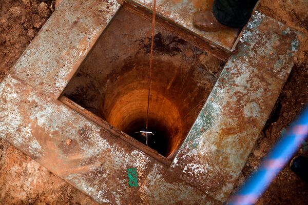 An Israeli soldier lowers a camera down an Israeli-dug hole into a cross-border tunnel dug from Lebanon into Israel, as seen on the Israeli side of the border, near the town of Metula December 19, 2018 An Israeli soldier lowers a camera down an Israeli-dug hole into a cross-border tunnel dug from Lebanon into Israel, as seen on the Israeli side of the border, near the town of Metula December 19, 2018 - Sputnik International