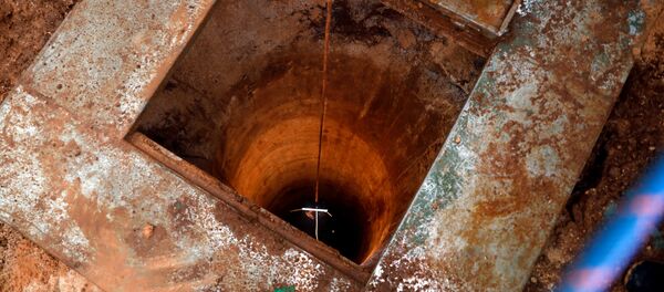 An Israeli soldier lowers a camera down an Israeli-dug hole into a cross-border tunnel dug from Lebanon into Israel, as seen on the Israeli side of the border, near the town of Metula December 19, 2018 - Sputnik International