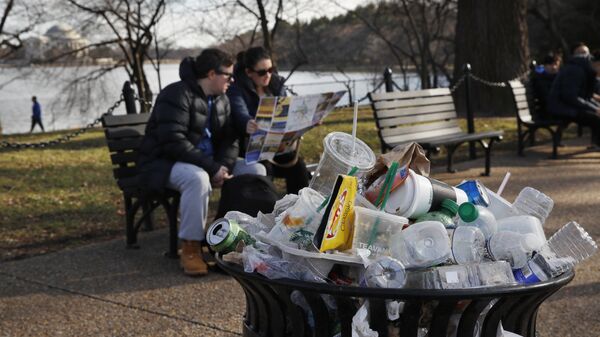 A trash can overflows as people site outside of the Martin Luther King Jr. Memorial by the Tidal Basin, Thursday, Dec. 27, 2018, in Washington, during a partial government shutdown - Sputnik International