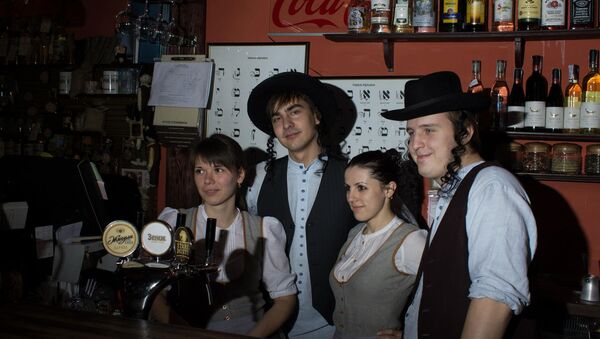 Workers at a restaurant in Lviv, Ukraine, dress up as cartoonish versions of Orthodox Jews. - Sputnik International
