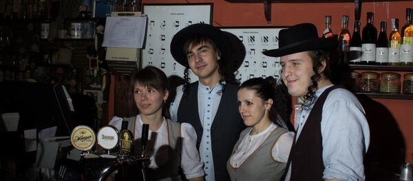 Workers at a restaurant in Lviv, Ukraine, dress up as cartoonish versions of Orthodox Jews. - Sputnik International