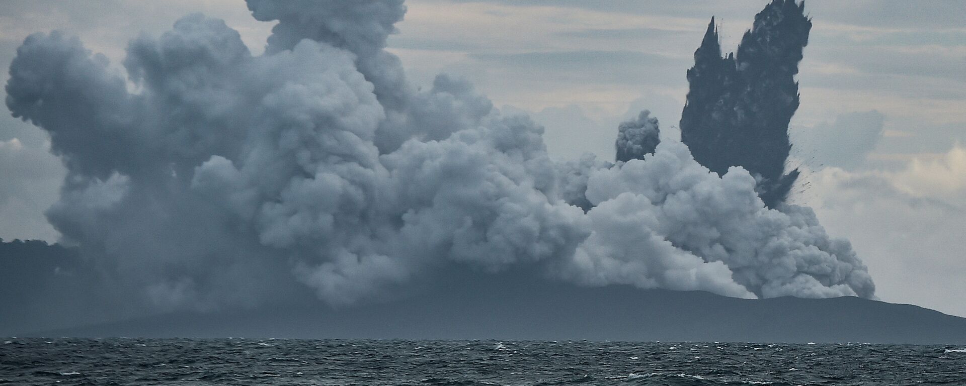 Mount Anak Krakatau volcano spews hot ash during an eruption as seen from Indonesian Naval Patrol Boat, KRI Torani 860, at Sunda strait in Banten, Indonesia, December 28, 2018 - Sputnik International, 1920, 29.12.2018