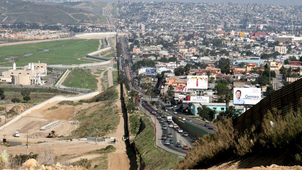 on the US-Mexico border. To the left San Diego, California, US. To the right Tijuana, Baja California, Mexico. - Sputnik International