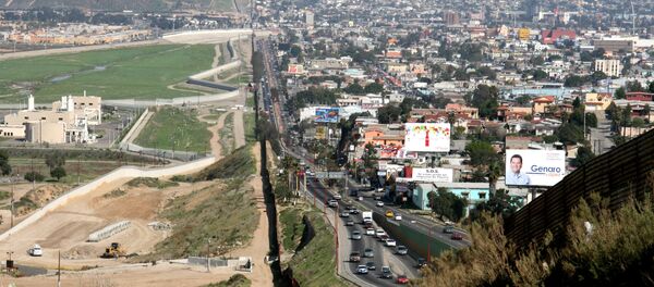 on the US-Mexico border. To the left San Diego, California, US. To the right Tijuana, Baja California, Mexico. - Sputnik International