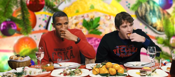 CSKA football players eating traditional Russian dishes - Sputnik International