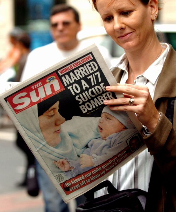 A woman holds a copy of the British tabloid newspaper The Sun, in London, Friday, Sept. 23, 2005 which carries on its front page their story of Samantha Lewthwaite, wife of suspected London suicide bomber Jermaine Linsday. A woman holds a copy of the British tabloid newspaper The Sun, in London, Friday, Sept. 23, 2005 which carries on its front page their story of Samantha Lewthwaite, wife of suspected London suicide bomber Jermaine Linsday. - Sputnik International
