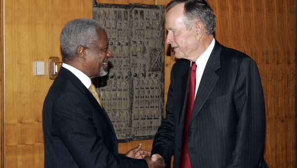 Kofi Annan, UN Secretary General, meeting with former US President George H W Bush in 2006 - Sputnik International