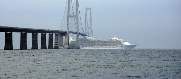 Allure of the Seas passing under the East Bridge Allure of the Seas passing under the East Bridge - Sputnik International