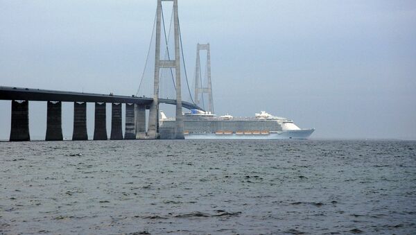 Allure of the Seas passing under the East Bridge - Sputnik International