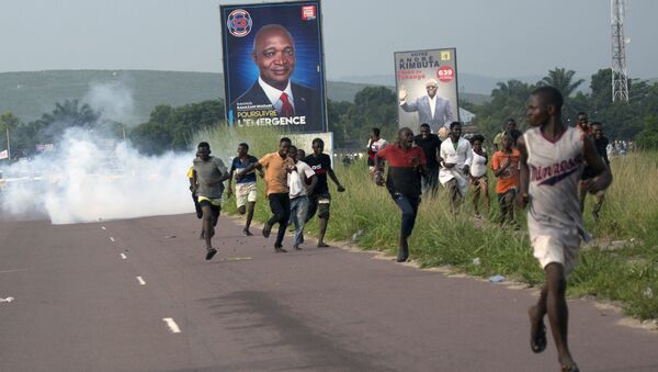Supporters of opposition candidate Martin Fayulu run from tear gas fired by police in Nsele, Democratic Republic of the Congo, on December 19 - Sputnik International