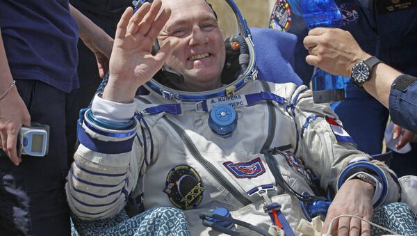 Netherlands' astronaut Andre Kuipers waves shortly after the landing of the Russian Soyuz TMA-03M space capsule at the south-east of the Kazakh town of Dzhezkazgan, Kazakhstan, Sunday, July 1, 2012 - Sputnik International