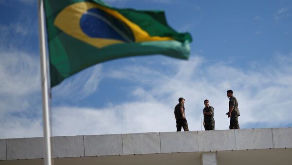 Brazilian Army soldiers are seen near the Brazilian flag - Sputnik International