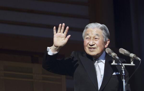 Emperor Akihito, 85, waves to the crowds in Tokyo as he makes his New Year's Day greeting for the last time  - Sputnik International
