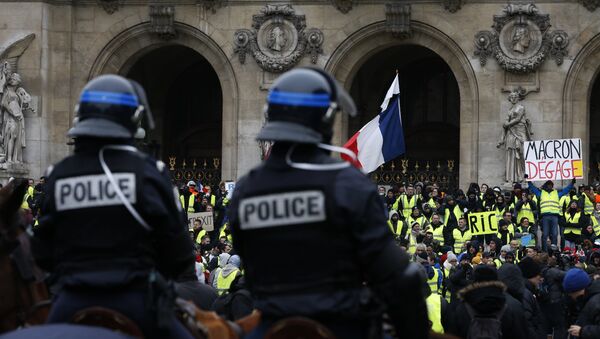 French mounted police stand in front protesters wearing yellow vests - Sputnik International