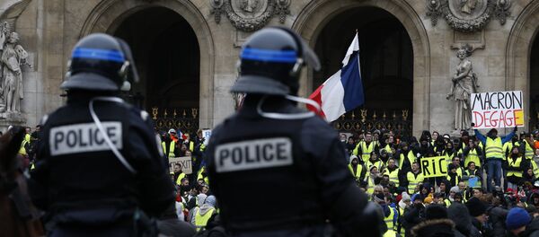 French mounted police stand in front protesters wearing yellow vests French mounted police stand in front protesters wearing yellow vests - Sputnik International