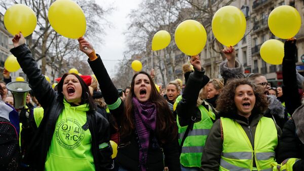 Protesters wearing yellow vests shout slogans as they take part in a demonstration by the Women's yellow vests movement in Paris, France, January 6, 2019. - Sputnik International