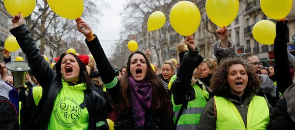 Protesters wearing yellow vests shout slogans as they take part in a demonstration by the Women's yellow vests movement in Paris, France, January 6, 2019. Protesters wearing yellow vests shout slogans as they take part in a demonstration by the Women's yellow vests movement in Paris, France, January 6, 2019. - Sputnik International
