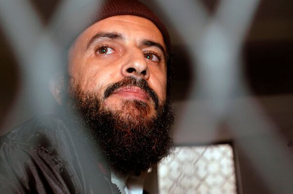 FILE PHOTO: Yemeni Islamic militant Jamal al-Badawi looks from behind bars during the first hearing of a Sana'a court of appeals hearing in Yemen December 8, 2004.  - Sputnik International