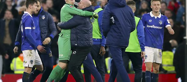 Oldham's caretaker manager Pete Wild embraces the players after victory over Fulham on January 6, 2018 - Sputnik International