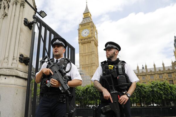 Armed police patrol by the Houses of Parliament on June 16, 2017.  - Sputnik International