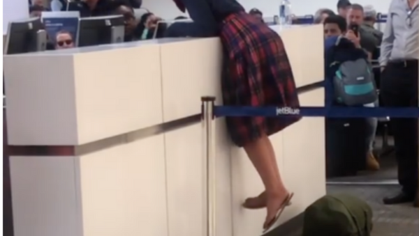 Woman has outburst at US airport - Sputnik International