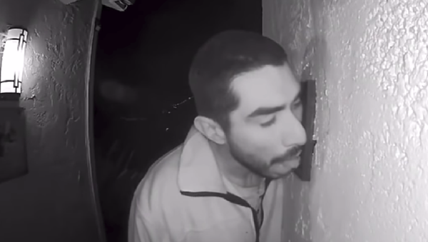 33-year-old Roberto Daniel Arroyo is caught on security footage licking a family's doorbell for three hours early Saturday morning - Sputnik International