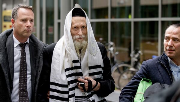 Israeli Rabbi Eliezer Berland (C), who is suspected of sexual abuse in Israel, arrives at court in Haarlem, on November 17, 2014, with his lawyer Louis de Leon (R) - Sputnik International