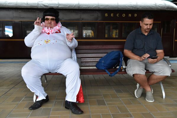 Elvis Fans Wait to Board the Blue Suede Express at Central Station in Sydney - Sputnik International