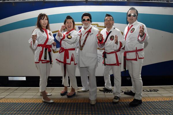 Mayor of Parkes Ken Keith (C) Poses with Elvis Fans from Japan Before Boarding the Elvis Express - Sputnik International