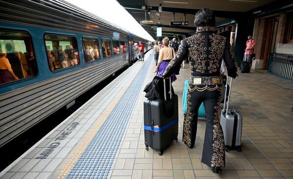 Elvis Fans Before Boarding the Blue Suede Express at Central Station in Sydney - Sputnik International