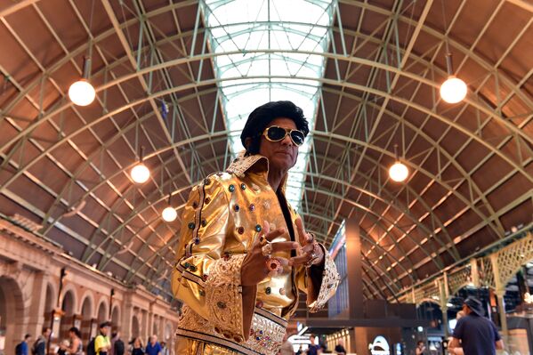 Elvis Impersonator Alfre Vaz Poses at Central Station in Sydney - Sputnik International