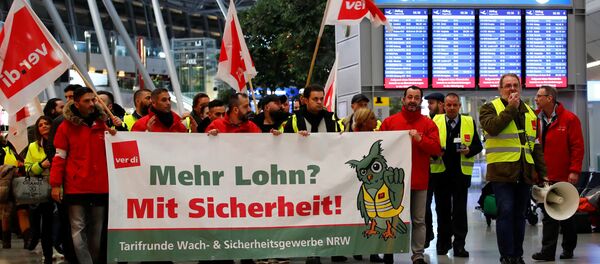 Duesseldorf Airport employees march through the main hall during a strike by German union Verdi, which called on security staff at Duesseldorf, Cologne and Stuttgart airports to put pressure on management in wage talks, in Duesseldorf, Germany January 10, 2019 - Sputnik International