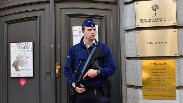 An armed Belgian police officer stands guard outside the Jewish Museum in Brussels after the 2014 attack - Sputnik International