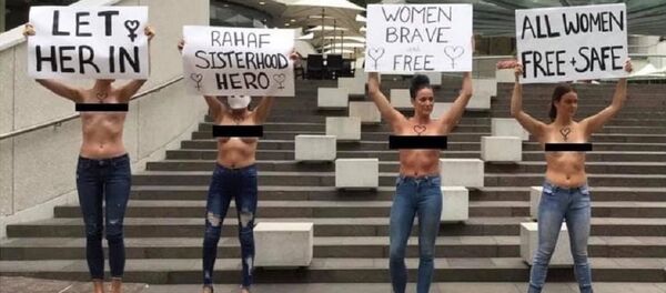 Topless women demonstrate in support of Saudi teen who fled her family Topless women demonstrate in support of Saudi teen who fled her family - Sputnik International