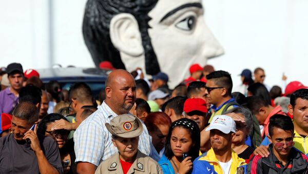 Supporters of Venezuela's President Nicolas Maduro gather around Supreme Court ahead of his swearing-in ceremony, in Caracas, Venezuela January 10, 2019. - Sputnik International