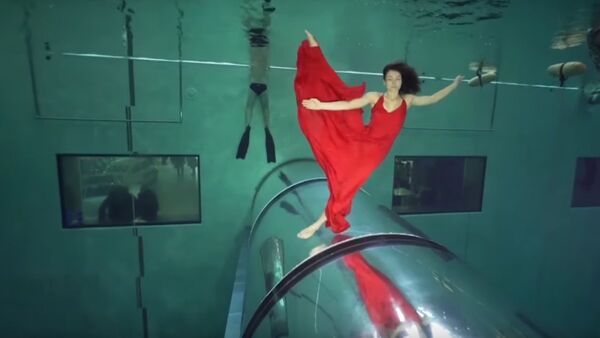 Italians Hold Their Breath, Set Record For Longest Underwater Dance - Sputnik International